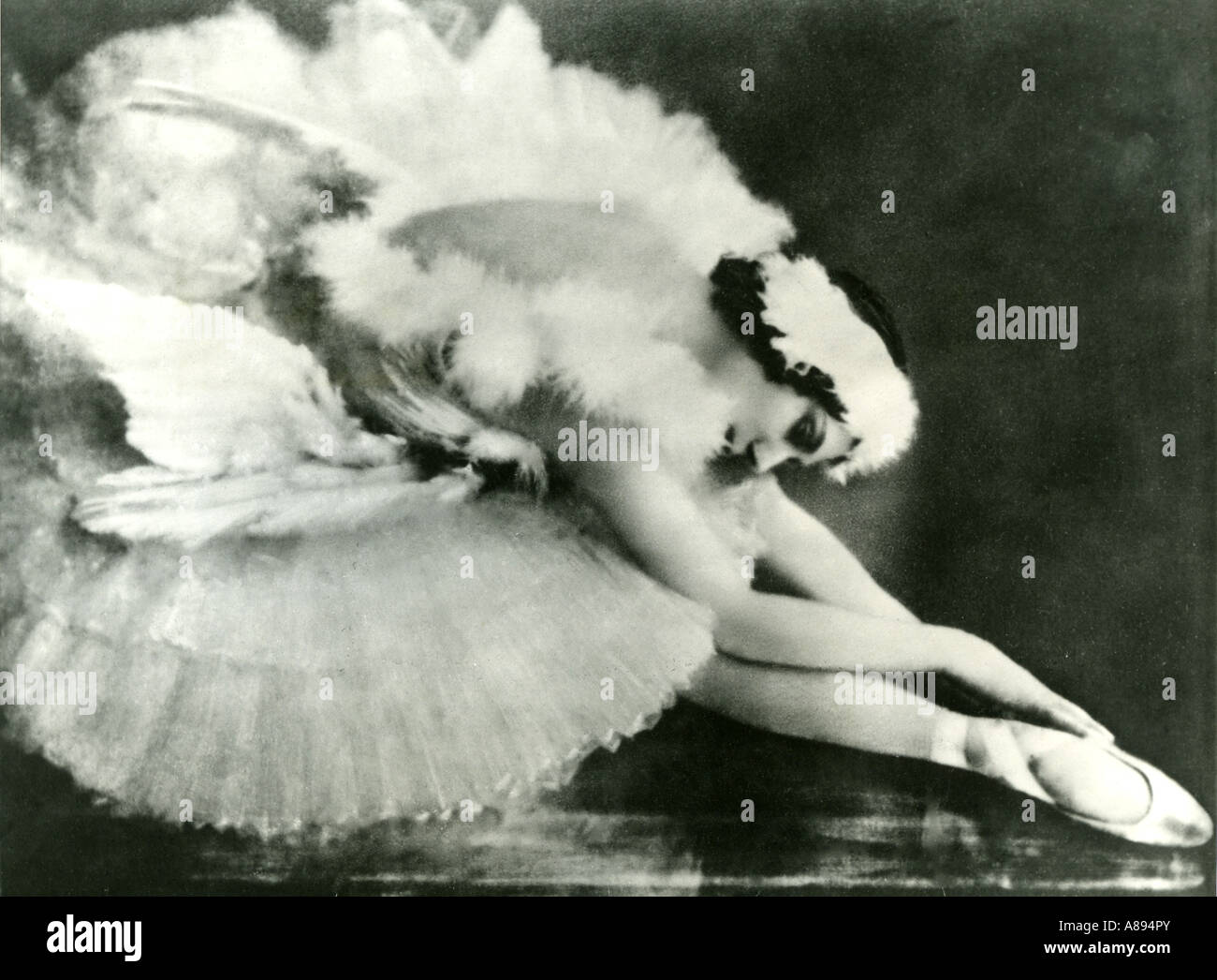 ANNA PAVLOVA  Russian ballerina 1881 to 1931 here in the role of the dying swan in Swan Lake Stock Photo