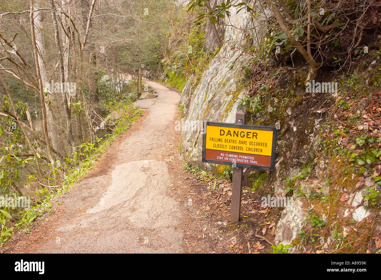 A sign stating that falling deaths have occurred on the trail to Laurel