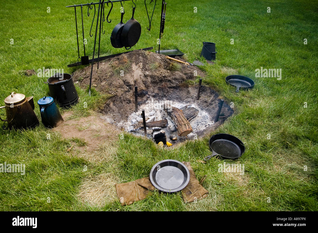 Civil war soldier camp fire hi-res stock photography and images - Alamy