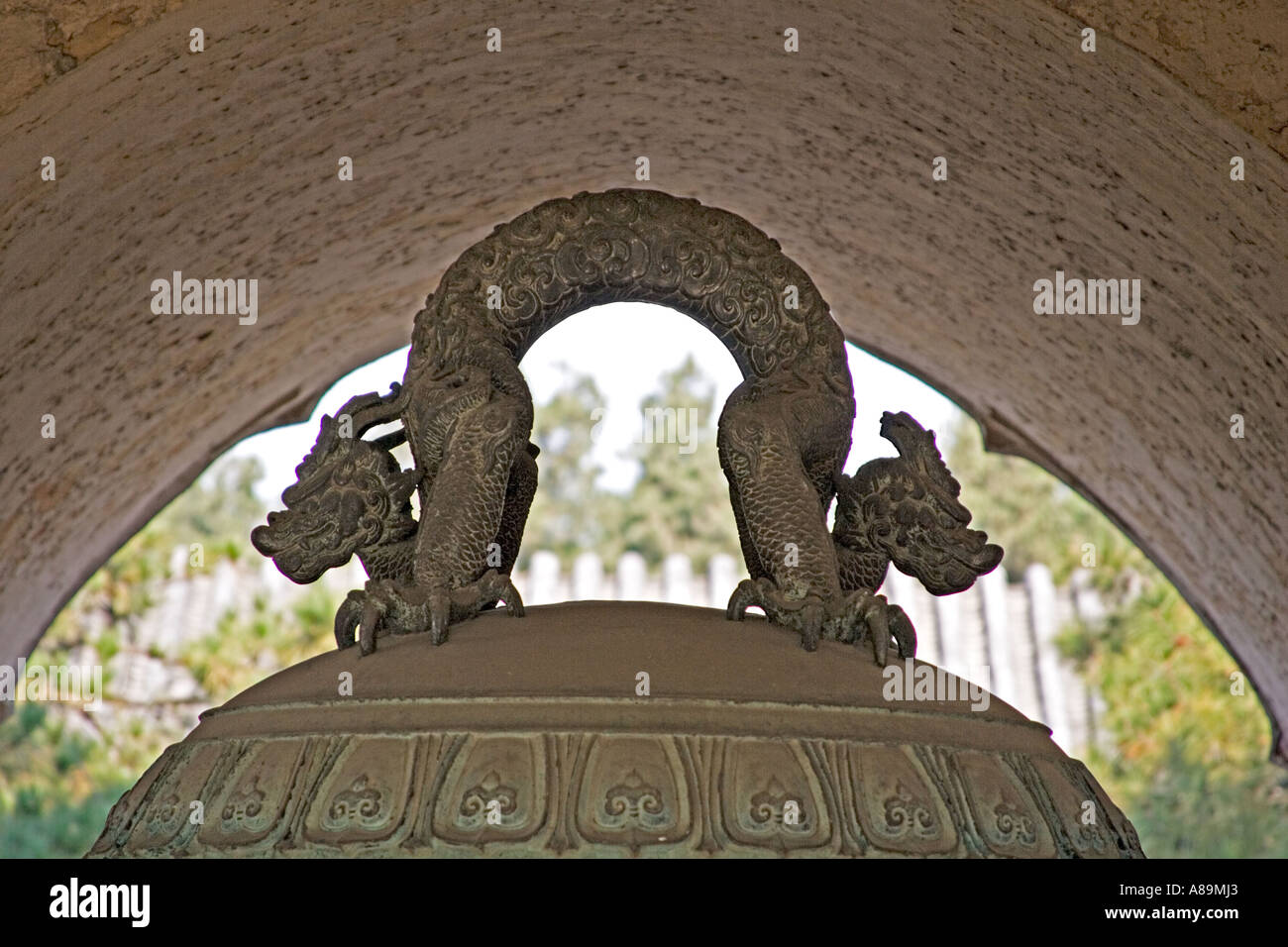 Feng shui dragon chinese temple hi-res stock photography and images - Alamy