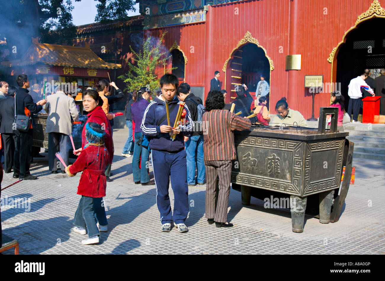 CHINA BEIJING Chinese Buddhists burn incense and kneel to pray outside