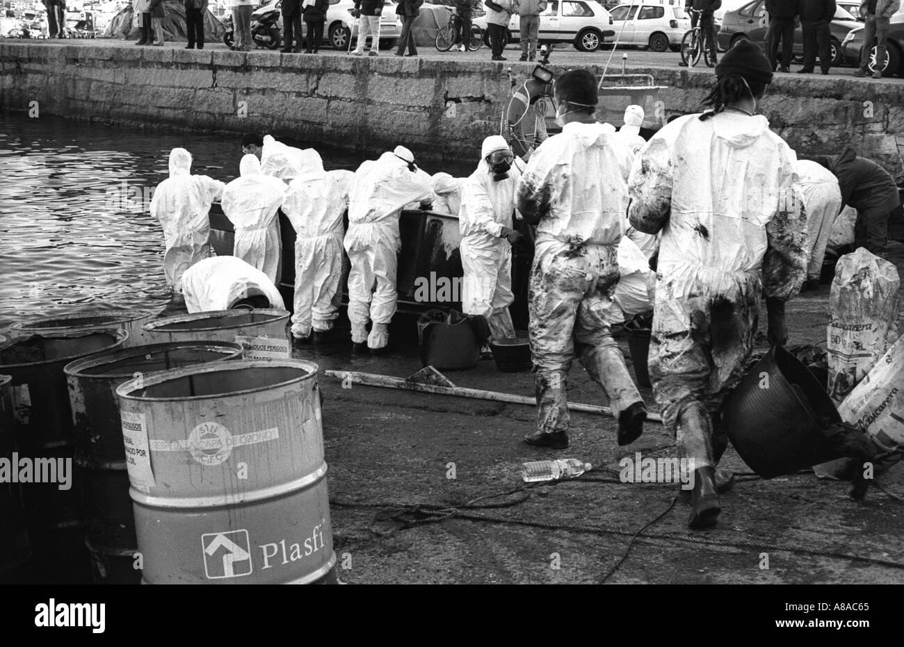PRESTIGE OIL SPILL Volunteers in protective clothing LOCATION Cangas ...