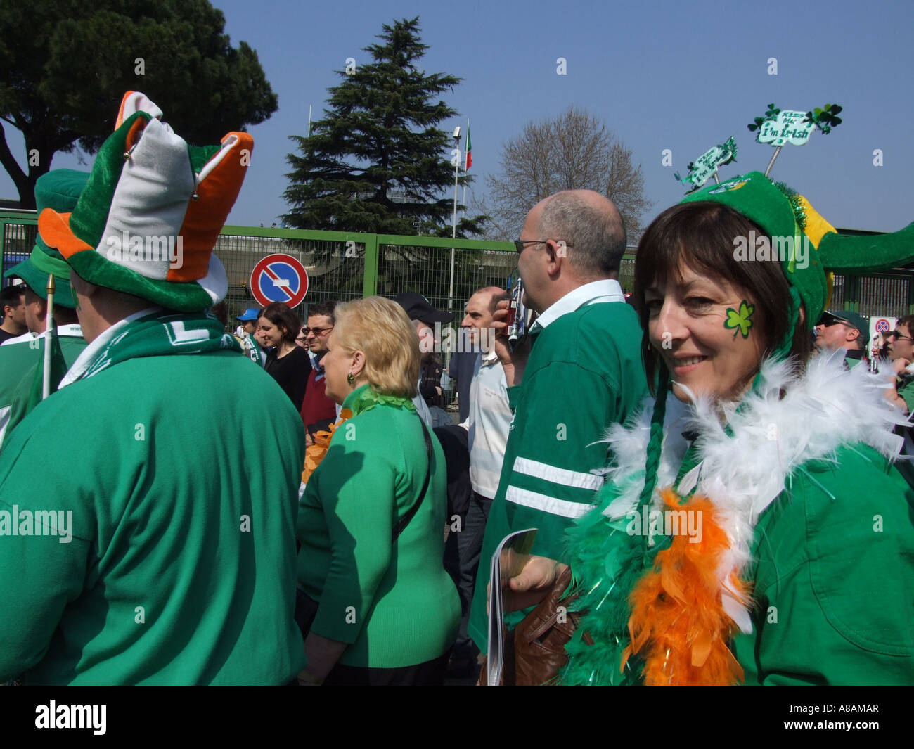 irish rugby fans in rome for the six nations match versus italy 2007 ...