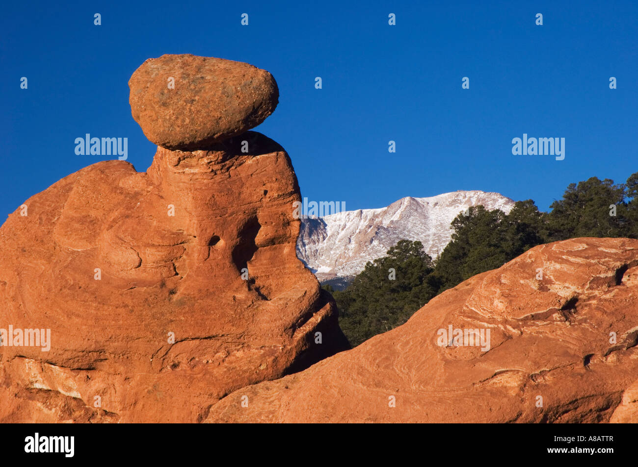 https://c8.alamy.com/comp/A8ATTR/rock-formation-and-pikes-peak-at-sunrise-garden-of-the-gods-national-A8ATTR.jpg