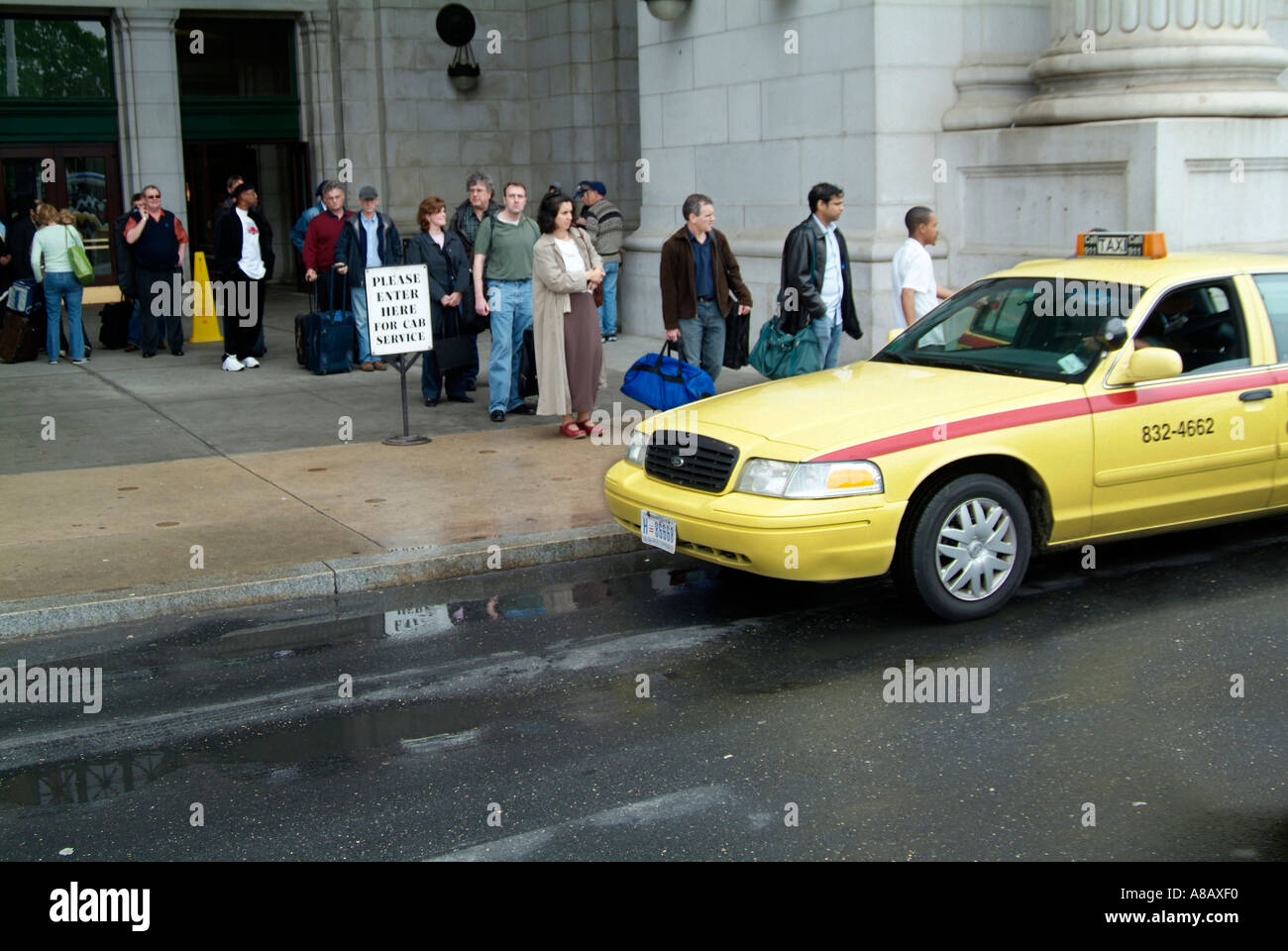 People line up to catch taxi cab at the Union Station in Washington DC Stock Photo Alamy