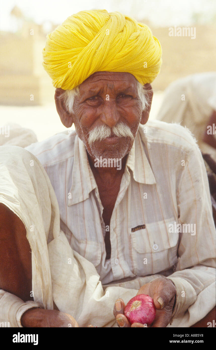 Peeling the onion hi-res stock photography and images - Alamy