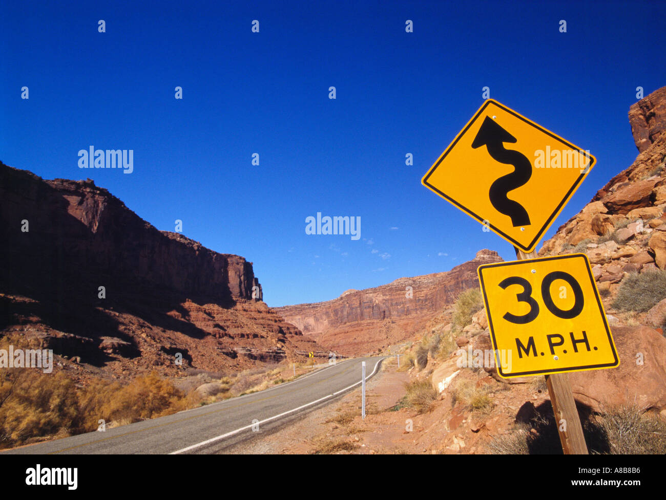 Winding Road warning sign 30 MPH Stock Photo