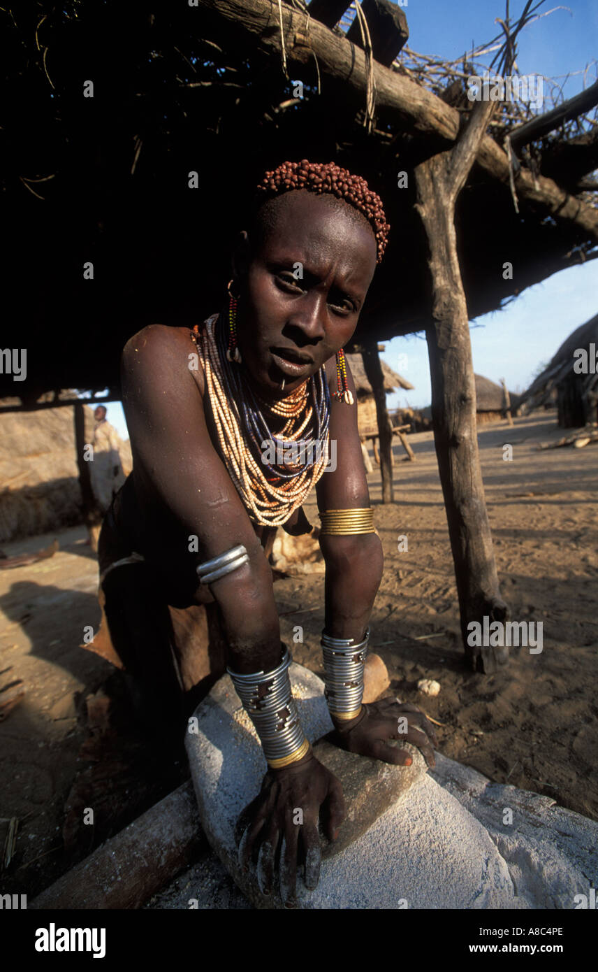 Woman grinding maize south africa hires stock photography and images
