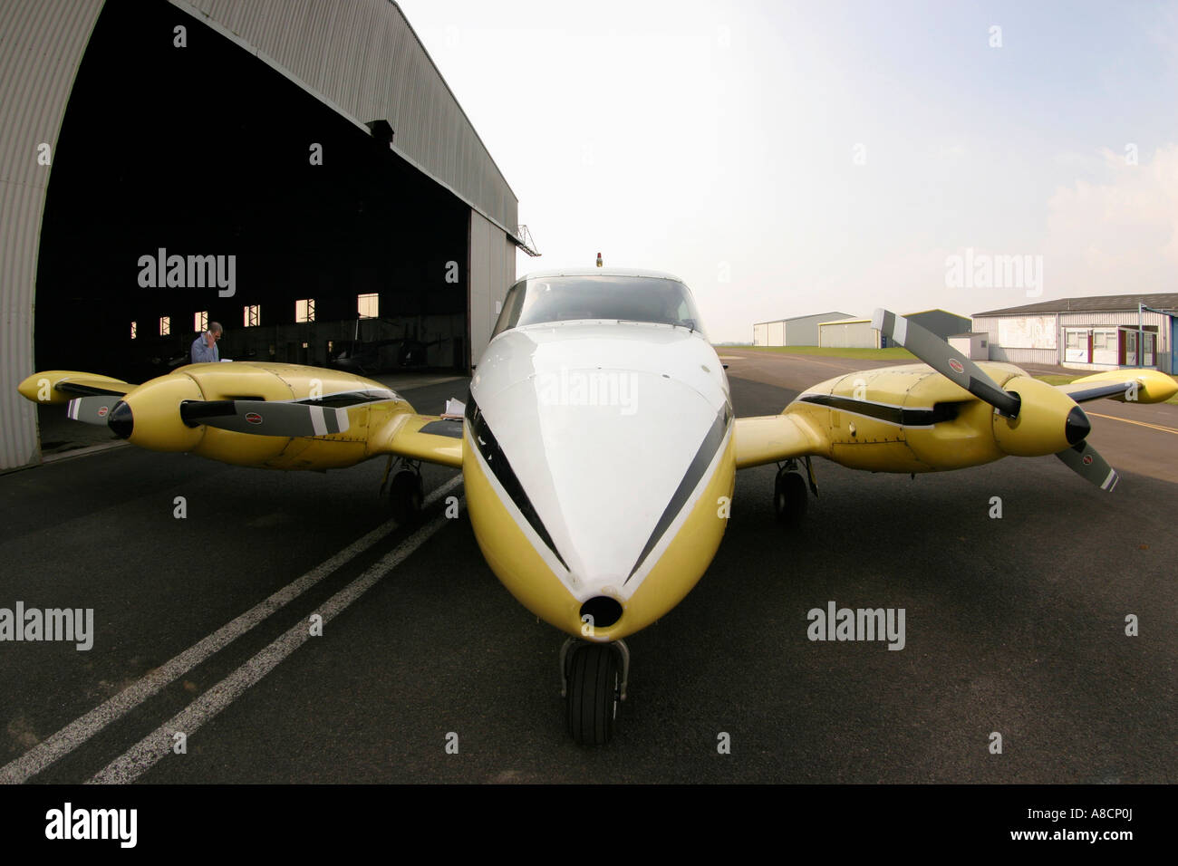 Twin engined light aircraft hi-res stock photography and images - Alamy