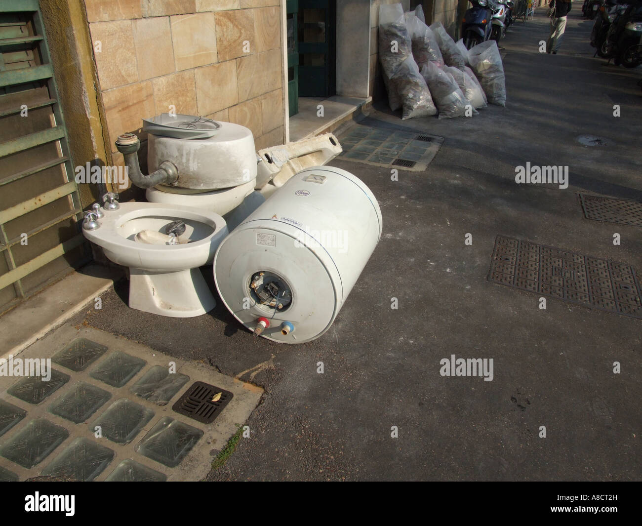 Toilets dumped hires stock photography and images Alamy