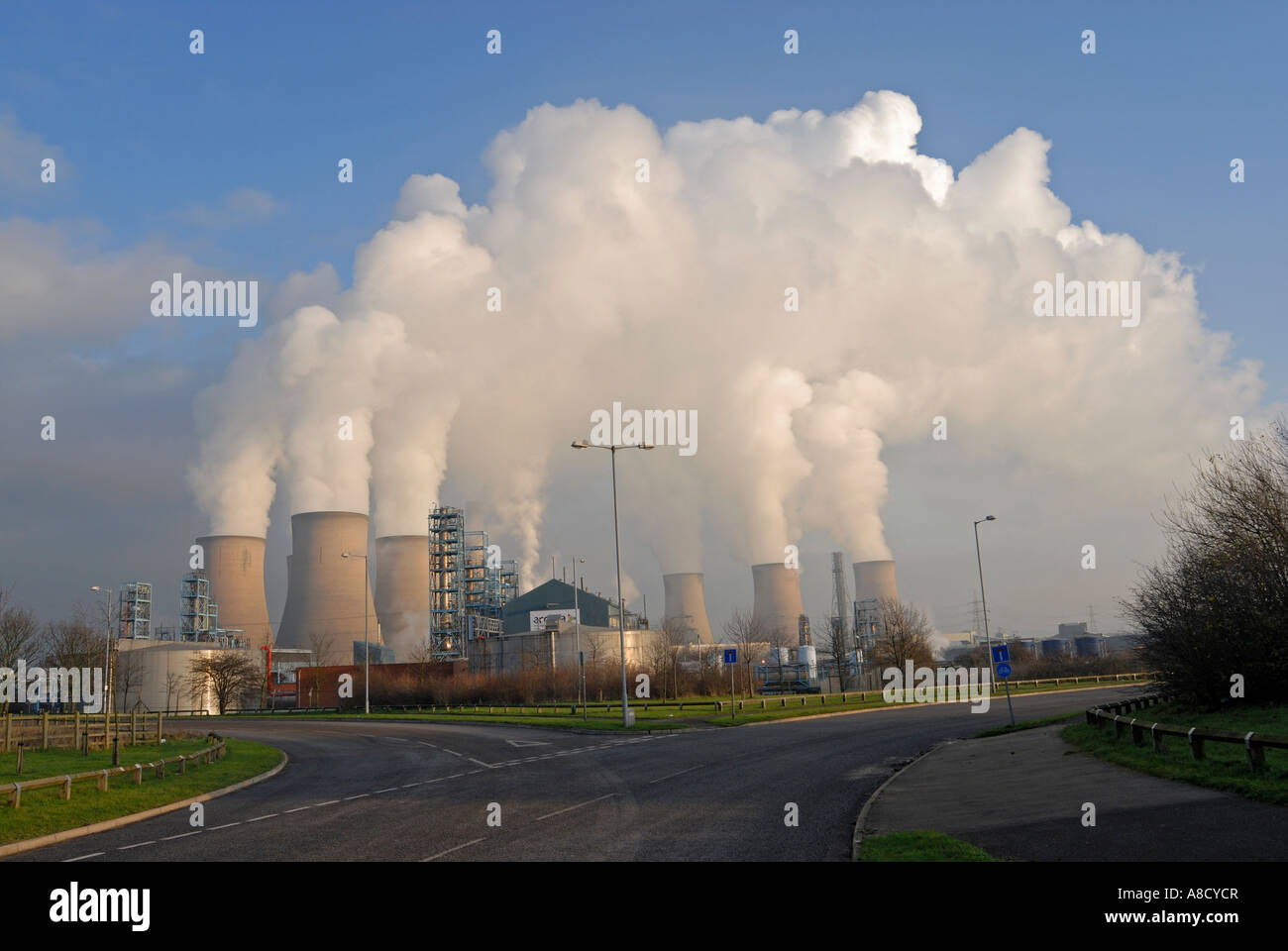 Plumes of steam from Fiddlers Ferry Coal Power Station in Widnes, Cheshire Stock Photo