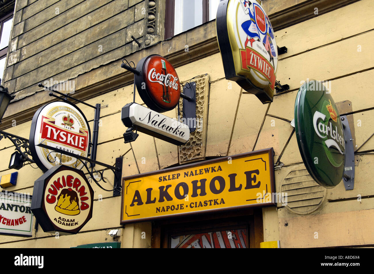Alkohole shop hi-res stock photography and images - Alamy, image size:1300x953