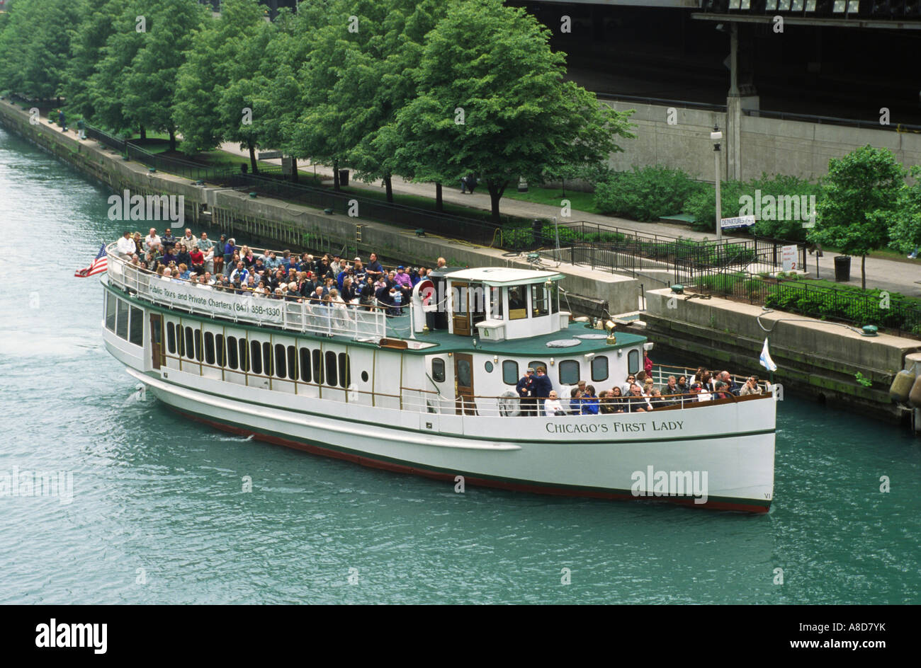 CHICAGOS FIRST LADY takes tourists on the Architectural and Historic