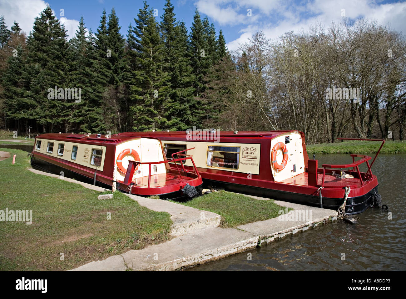 Narrow boats on the canal hi-res stock photography and images - Alamy