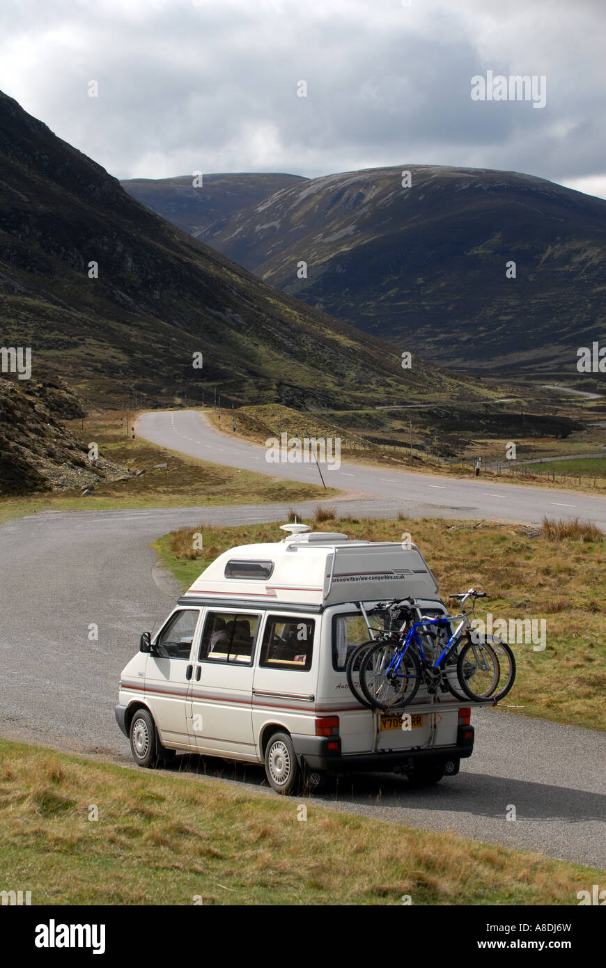 A VOLKSWAGEN TRIDENT CAMPER VAN ON A TOURING HOLIDAY IN THE SCOTTISH HIGHLANDS UK Stock Photo