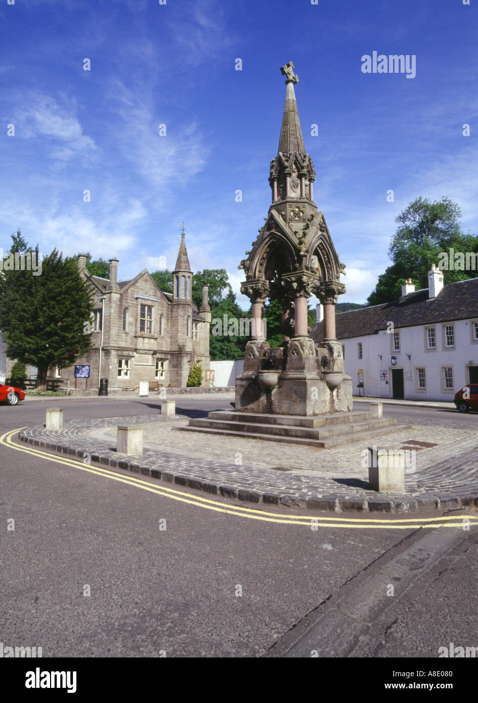 dh  DUNKELD PERTHSHIRE Victorian Atholl memorial water fountain in town square centre freemason scotland uk Stock Photo