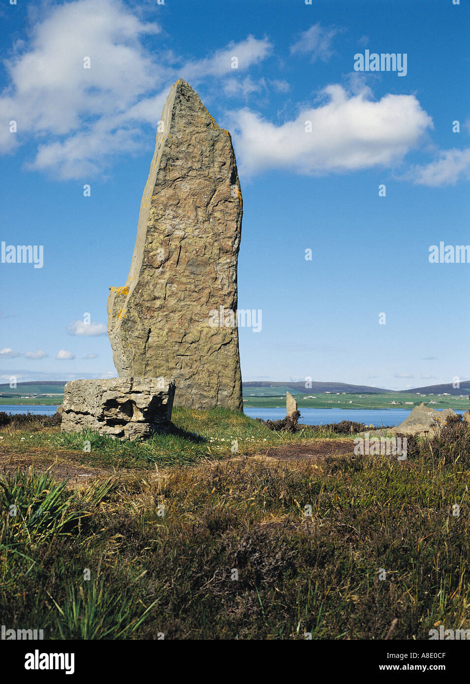 dh  RING OF BRODGAR ORKNEY Neolithic standing stone Loch of Harray Stock Photo
