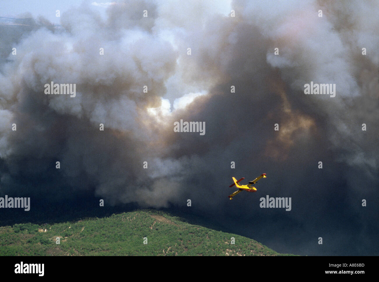 Fires fighters in actions scenes hi-res stock photography and images ...