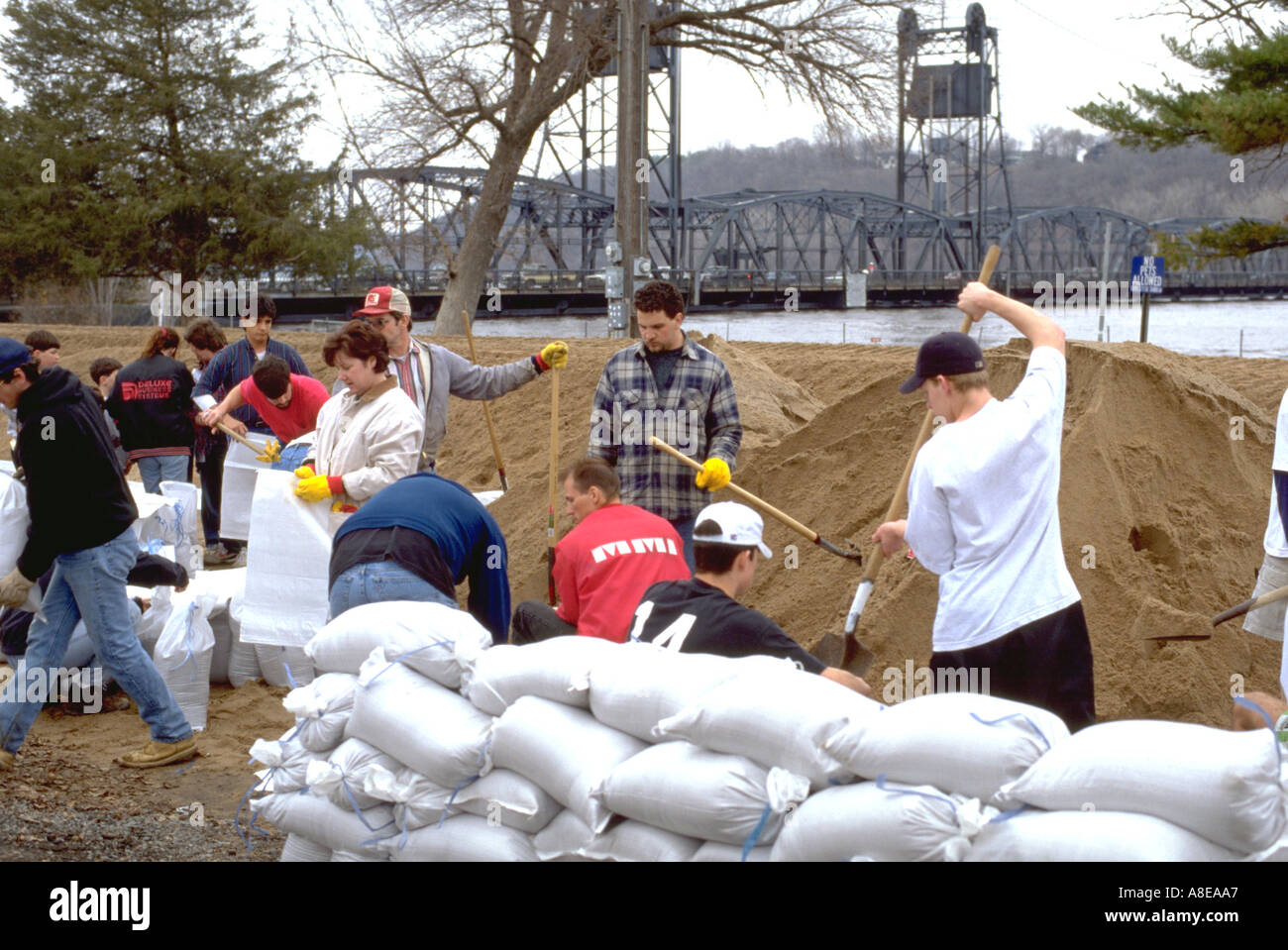 Filling sandbags hires stock photography and images Alamy