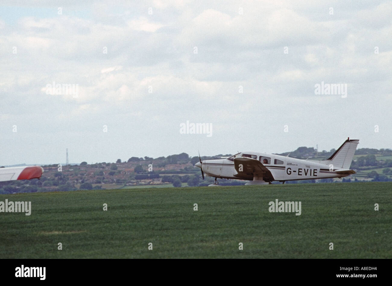 Piper Warrior II takes off from Compton Abbas airfield, Dorset Stock Photo