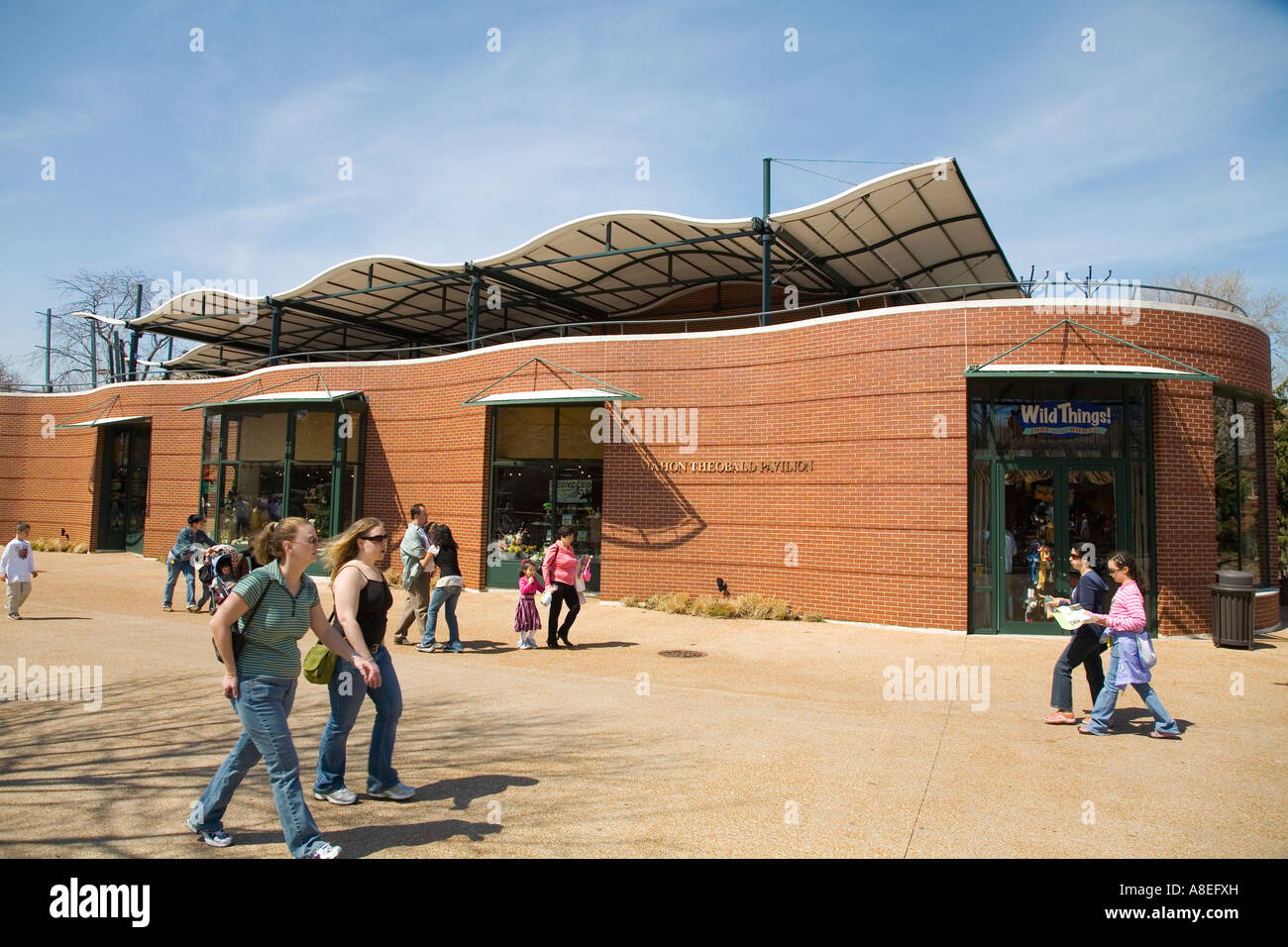 CHICAGO Illinois People walk past gift shop building at Lincoln Park Zoo Stock Photo