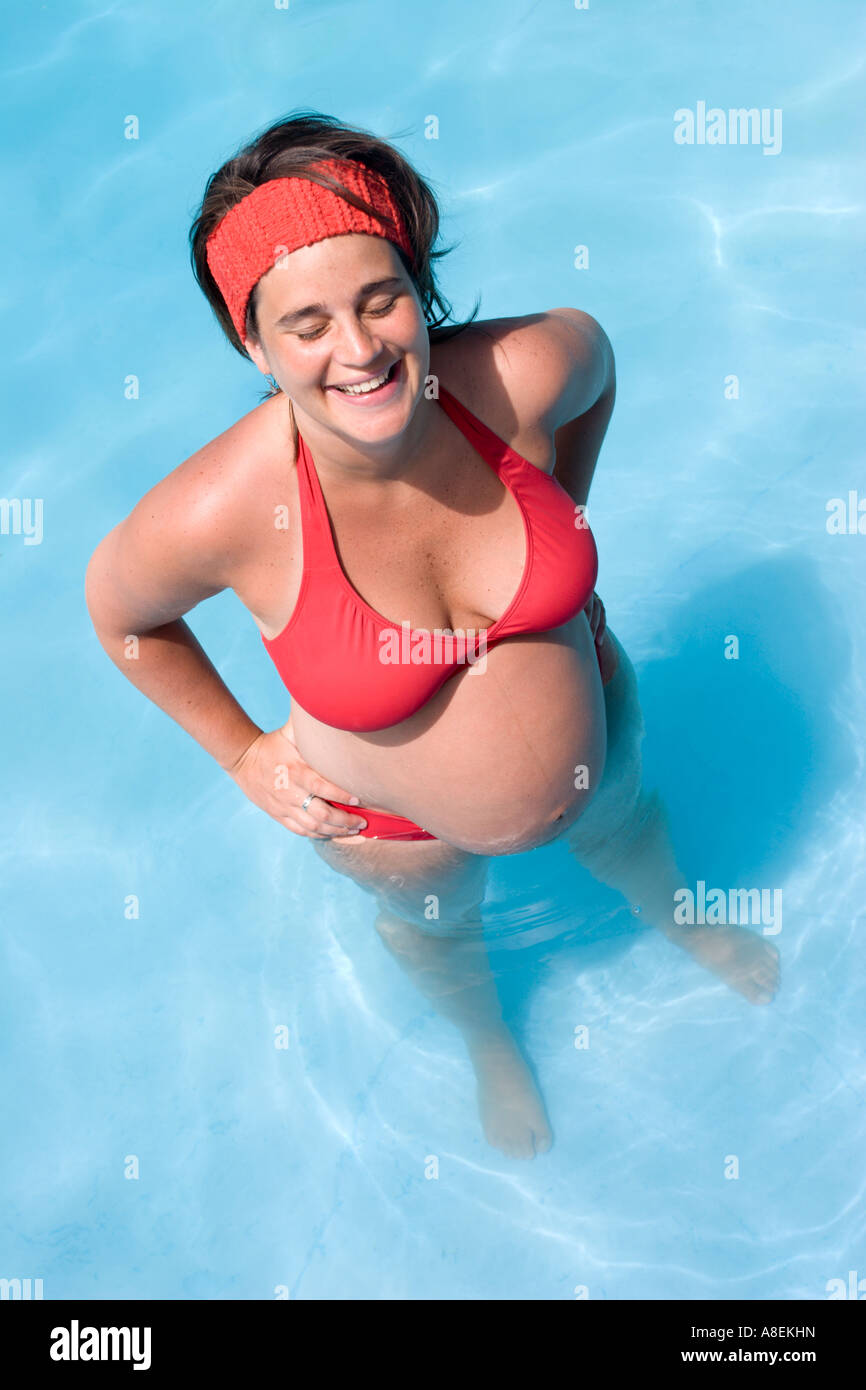 Можно ходить в бассейн беременным. Беременные в бассейне. Беременные женщины в бассейне. Плавание для беременных. Фотосессия беременных в бассейне.