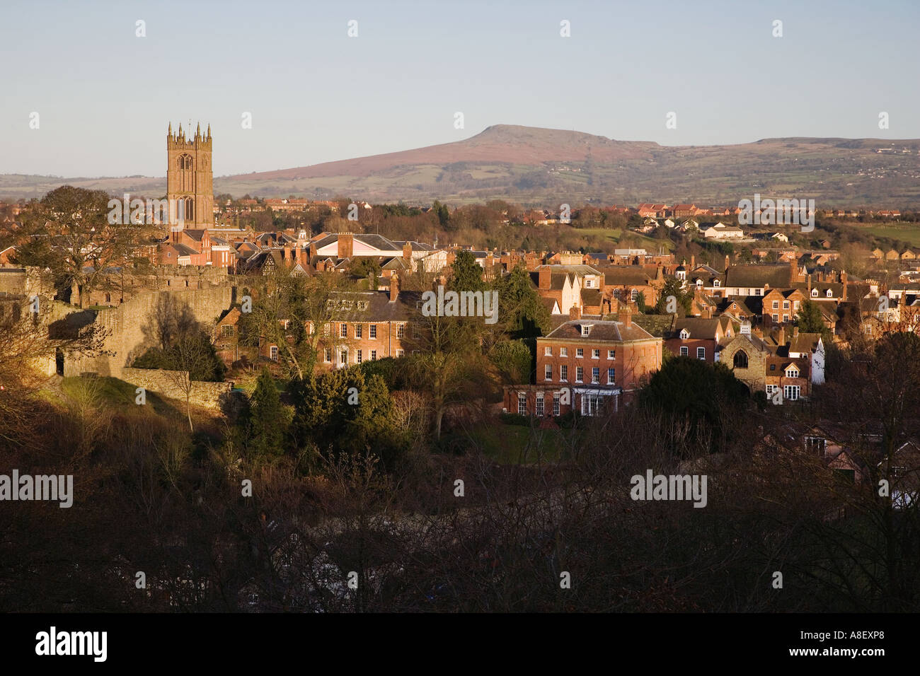 LUDLOW TOWN WITH CLEE HILL IN BACKGROUND LATE AFTERNOON LIGHT SHROPSHIRE UK Stock Photo