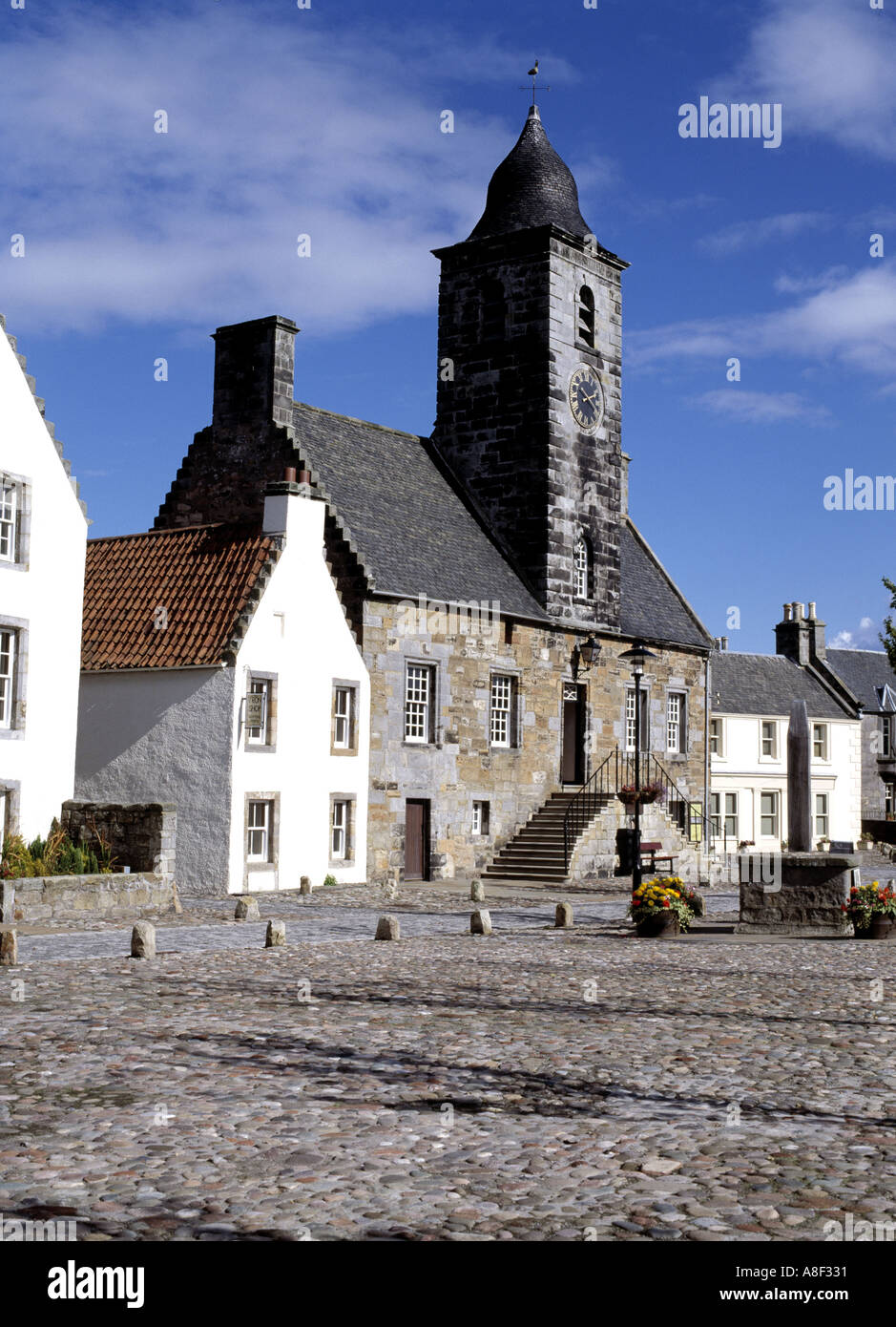 dh CULROSS FIFE Town house and cobble stoned square village building