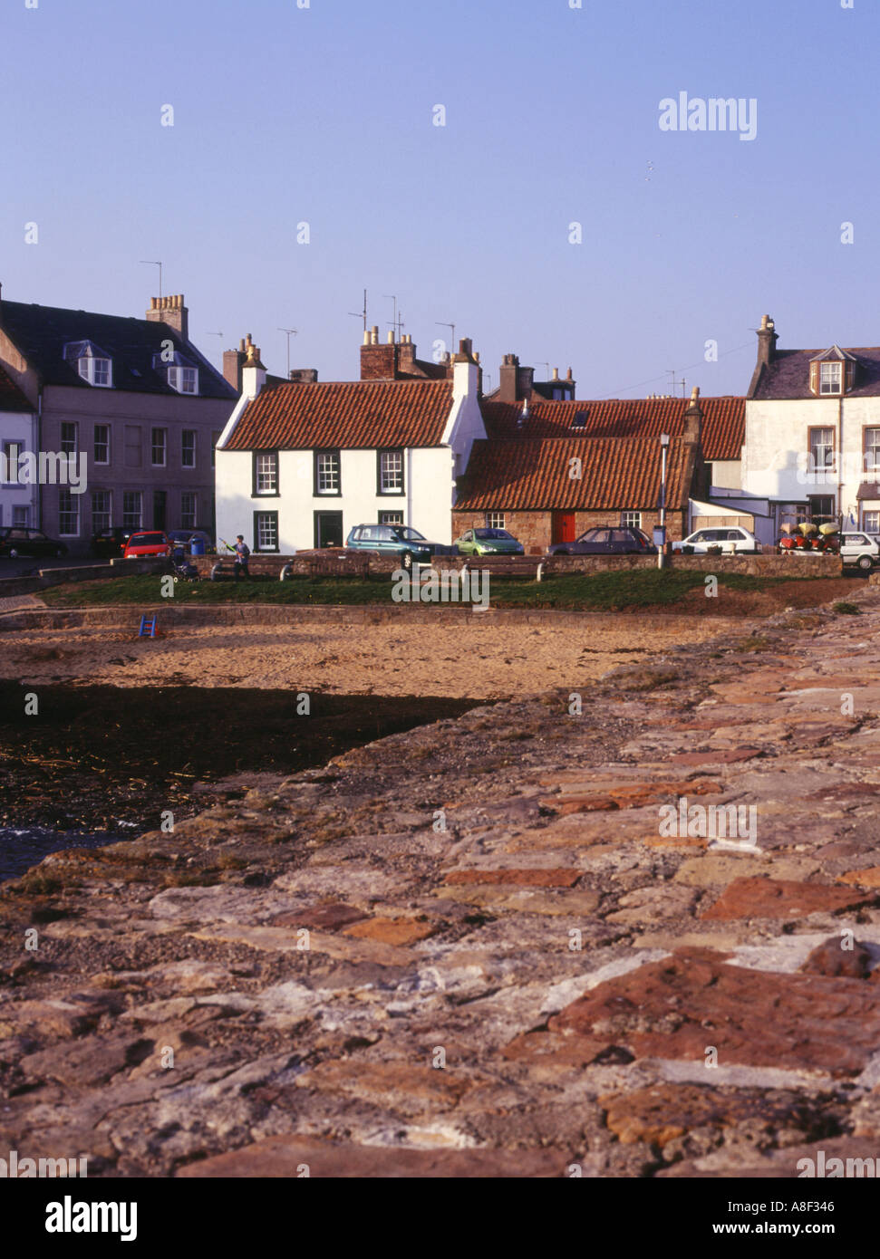 dh Cellardyke harbour ANSTRUTHER EASTER FIFE Skinfast Haven harbour white houses and pier east neuk Stock Photo