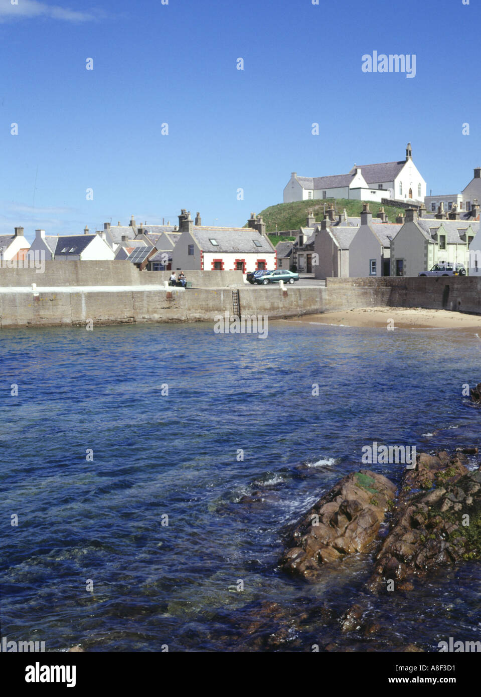 dh  FINDOCHTY MORAY Harbour fishing village and church on hill Stock Photo