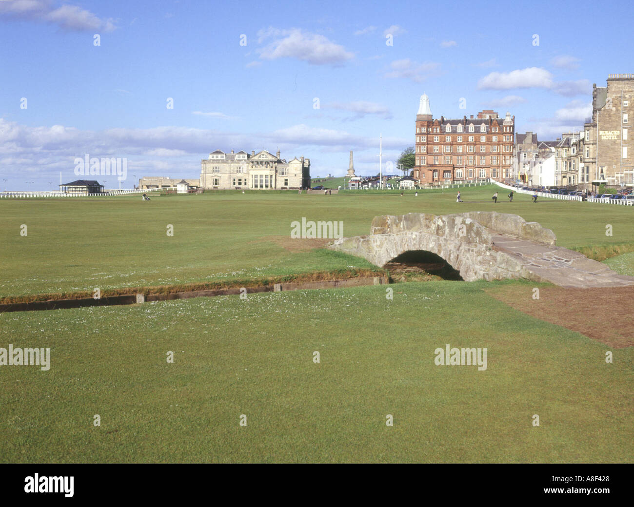 dh Golf ST ANDREWS FIFE Eighteenth fairway Royal Ancient 18 old links course 18th swilcan bridge scotland Stock Photo