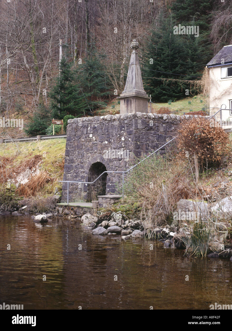 dh Well of seven heads INVERGARRY INVERNESSSHIRE MacDonnell murders monument scottish drinking water wells monuments highland feud Stock Photo