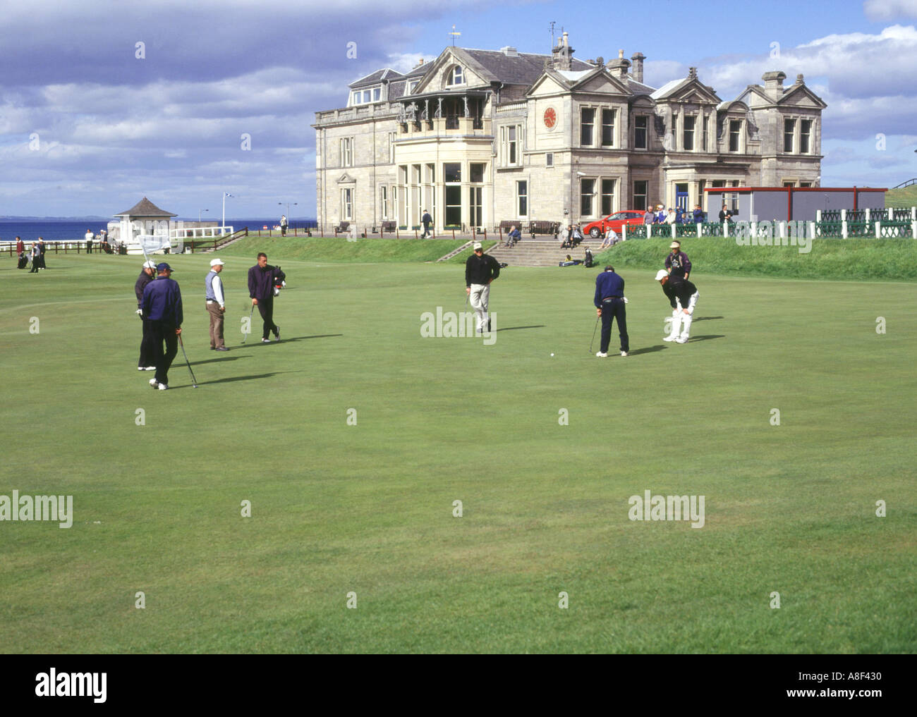 dh Royal Ancient course ST ANDREWS FIFE Golfers putting on eighteenth green old club house 18th scotland golf Stock Photo