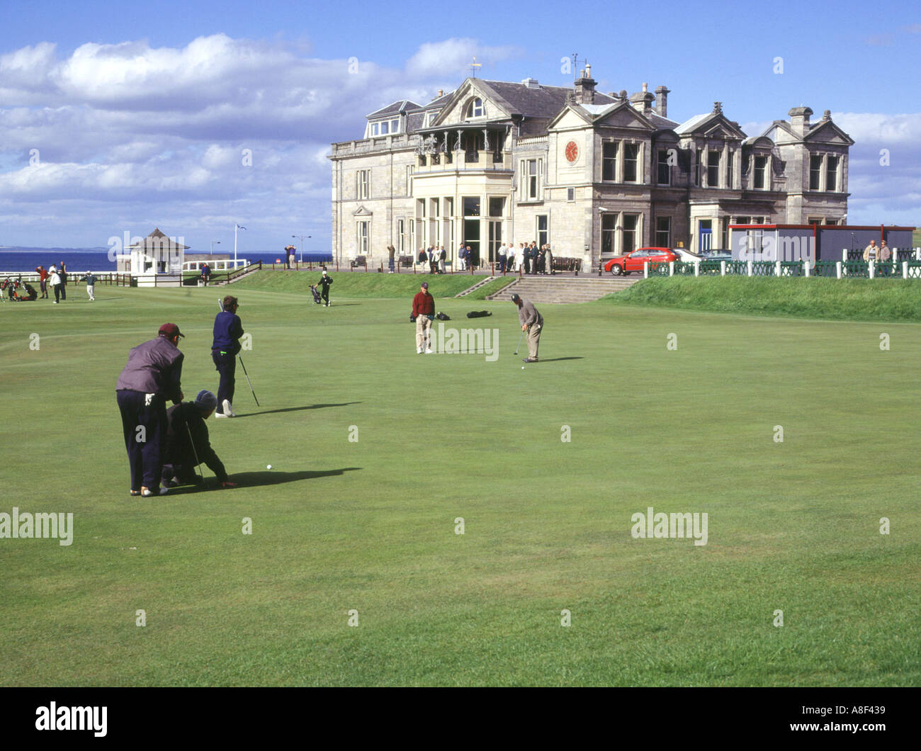 dh Golfers eighteenth green ST ANDREWS FIFE SCOTLAND Royal Ancient old course club house 18th famous clubhouse uk golf putting Stock Photo