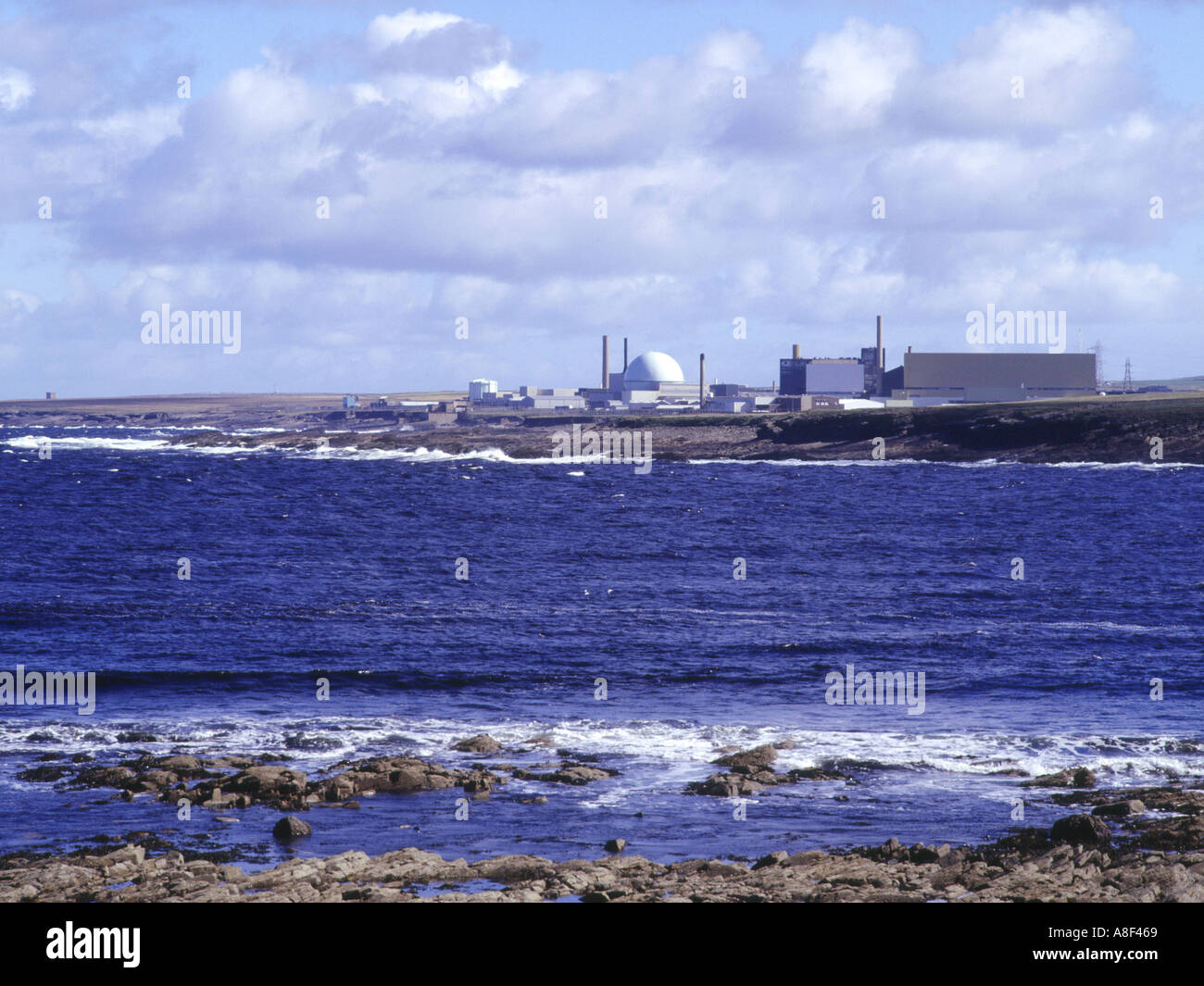 dh Nuclear Power station DOUNREAY CAITHNESS Scottish Atomic Reactor Electricity uk Sandside Bay Scotland coast fusion Stock Photo