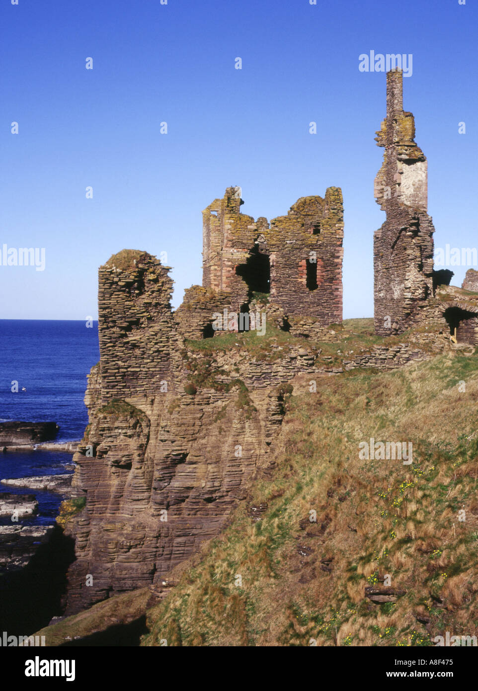 dh  NOSS HEAD CAITHNESS Scotland Castle Girnigoe and Castle Sinclair cliff ruin coast castles Stock Photo