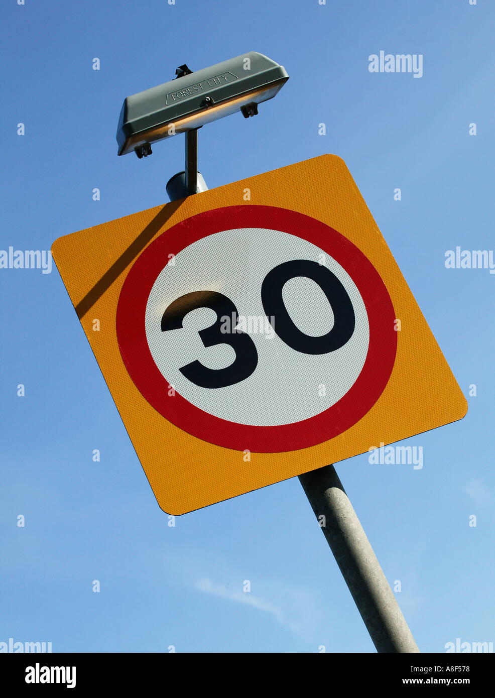 ROAD TRAFFIC SPEED LIMIT SIGN 30 MPH UK Stock Photo