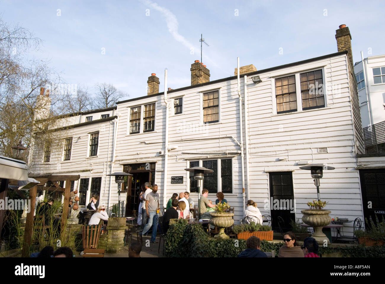 The Spaniards Inn pub in Hampstead, London, UK Stock Photo