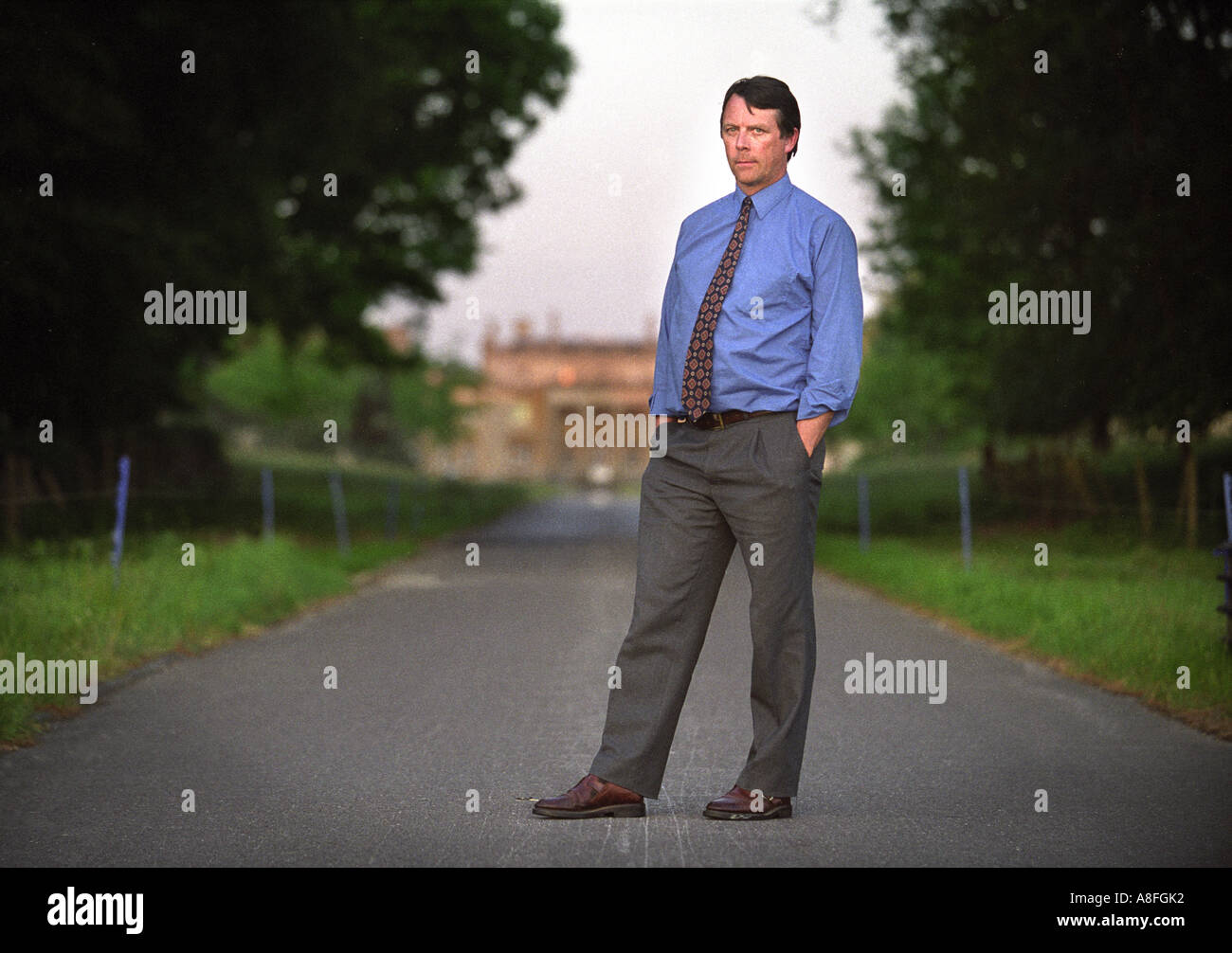 THE EARL OF CARDIGAN OUTSIDE TOTTENHAM HOUSE WHICH WAS THE FAMILY HOME IN PREVIOUS GENERATIONS JUNE 2001 Stock Photo