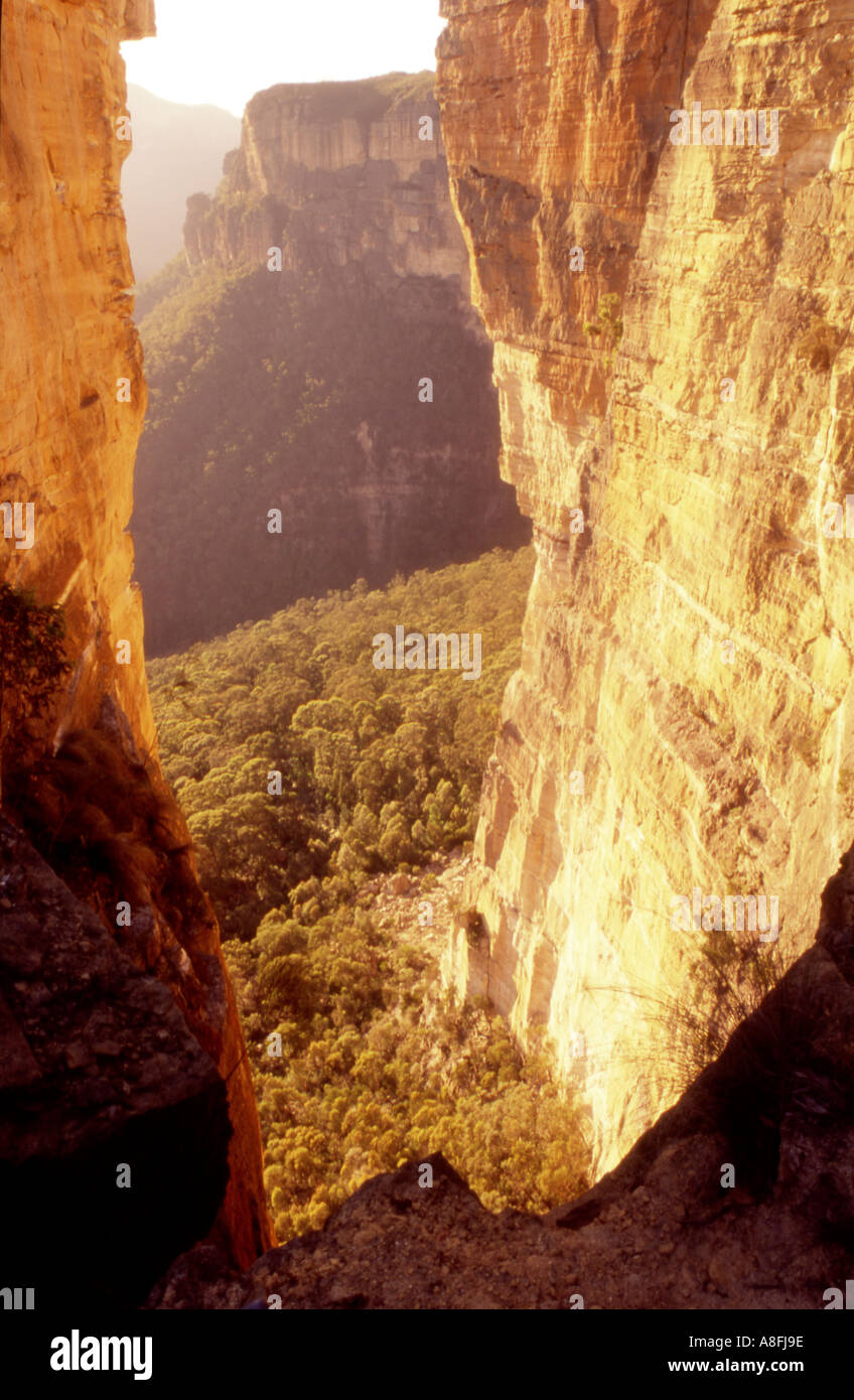 Blue mountains nsw hanging rock hi-res stock photography and images - Alamy