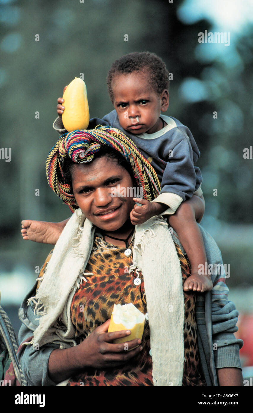 poor native with child, Papua New Guinea Stock Photo Alamy
