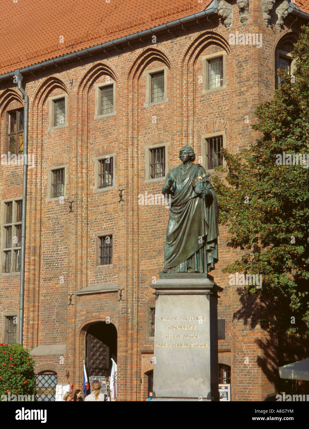 Statue of Mikolaj Kopernik (Nicolaus Copernicus), Rynek Staromiejski (Old Town Square), Torun, Pomerania, Poland. Stock Photo