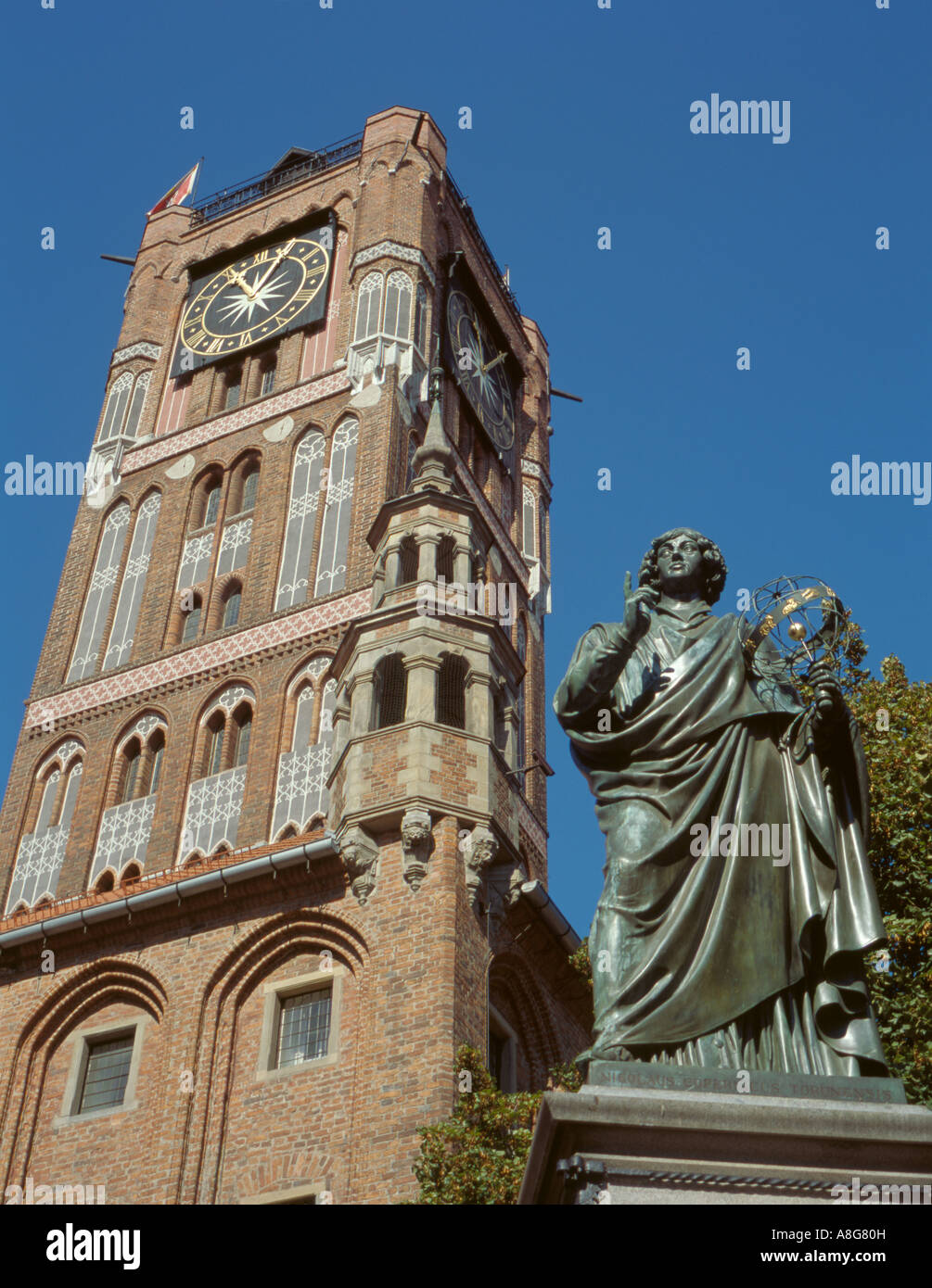Statue of Mikolaj Kopernik ( Nicolaus Copernicus ), Rynek Staromiejski ( Old Town Square ), Torun, Pomerania, Poland. Stock Photo