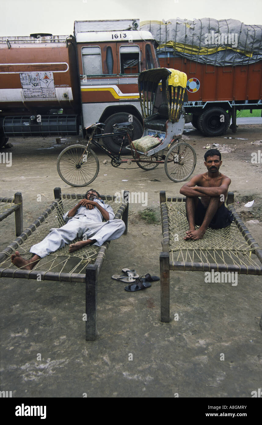 Two resting truck drivers on the road between Siliguri and Kolkata (Calcutta).  West Bengal, India Stock Photo