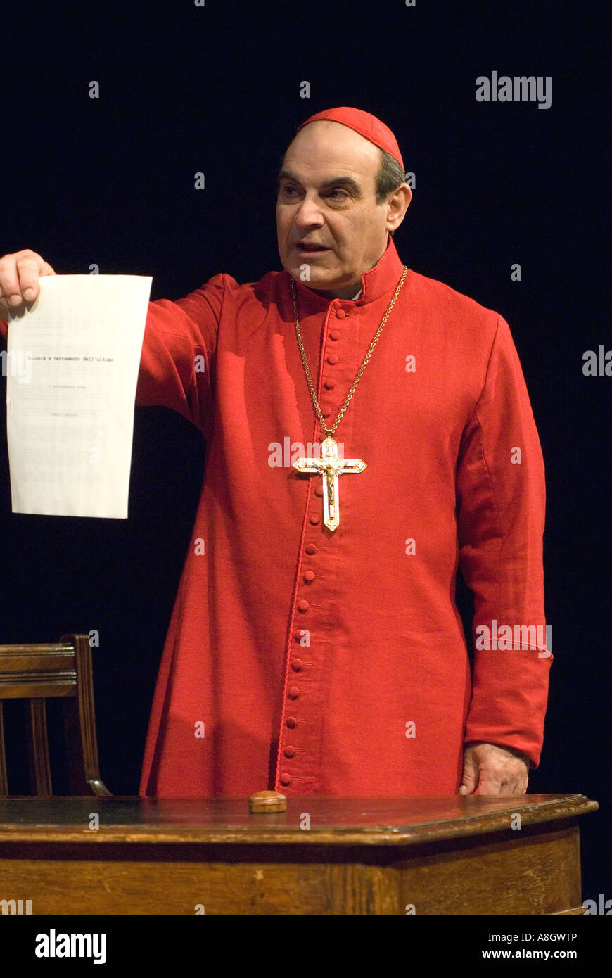 Actor David Suchet playing Cardinal Benelli in The Last Confession Chichester Festival Theatre, Sussex, UK. May 2007 Stock Photo