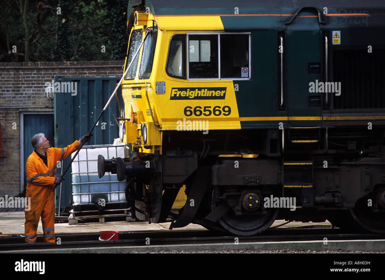 Freightliner Class 66 diesel locomotive being cleaned, Ipswich, Suffolk, UK. Stock Photo