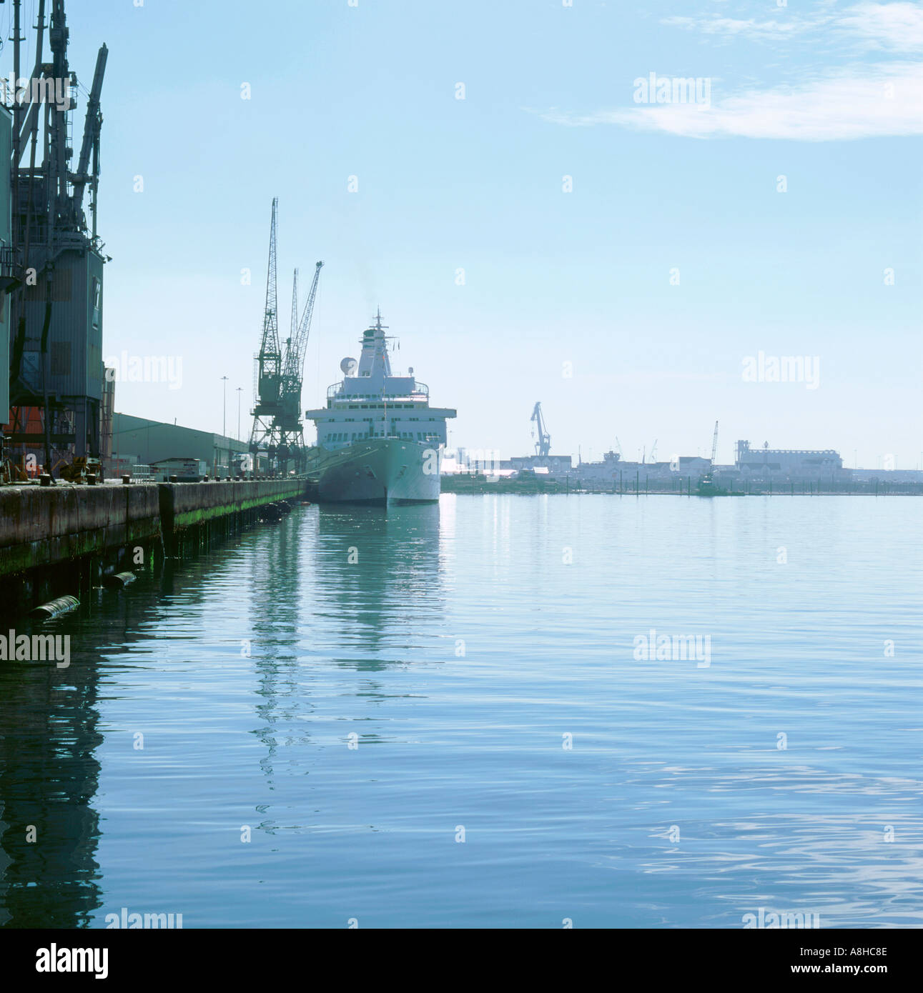 Cruise ship southampton hi-res stock photography and images - Alamy