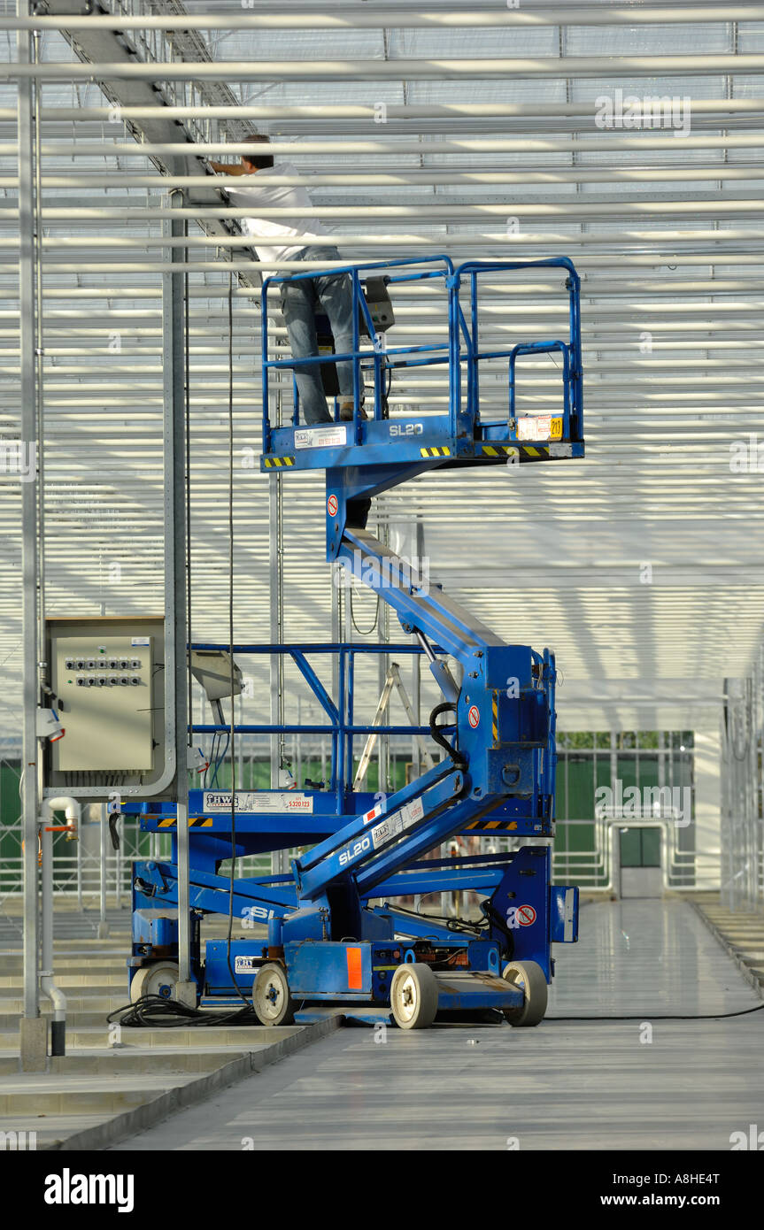 High level lift hi-res stock photography and images - Alamy