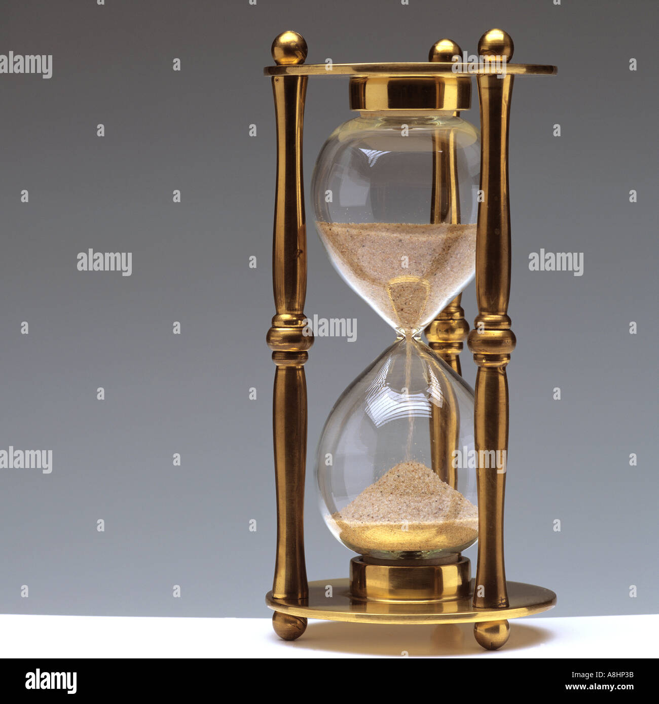 Hourglasses hi-res stock photography and images - Alamy