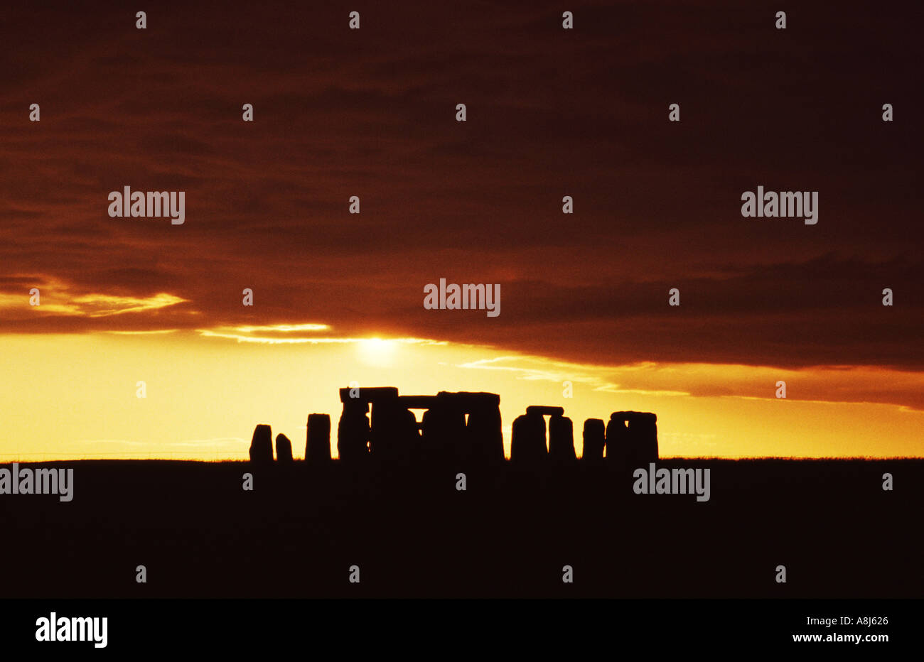 Stonehenge solstice sunset hi-res stock photography and images - Alamy